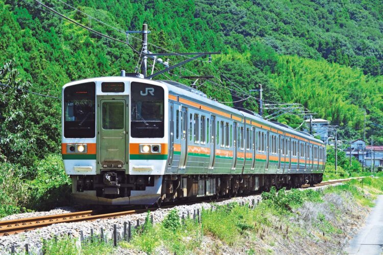113・115系の後継となる国鉄近郊型車両。祖母島（うばしま）〜小野上間（写真＝交通新聞クリエイト）。