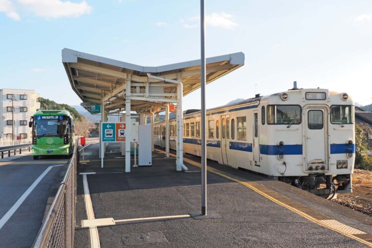 添田駅に停車中のキハ140系は1990年代初めに登場。九州で造られた車両だ。添田～夜明（よあけ）・日田間は日田彦山線BRT（BRTひこぼしライン）が走行する（写真左）。