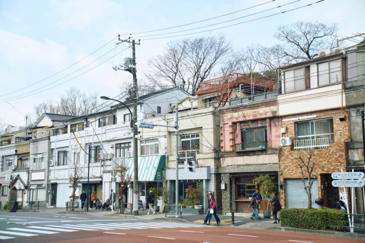 築約100年、清澄庭園脇の旧東京市営店舗向住宅。通称・清澄長屋。リノベし、カフェや小売り店として健在。