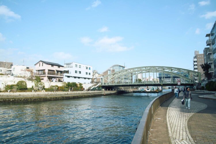 江東区北部を横断する小名木川と萬年橋。