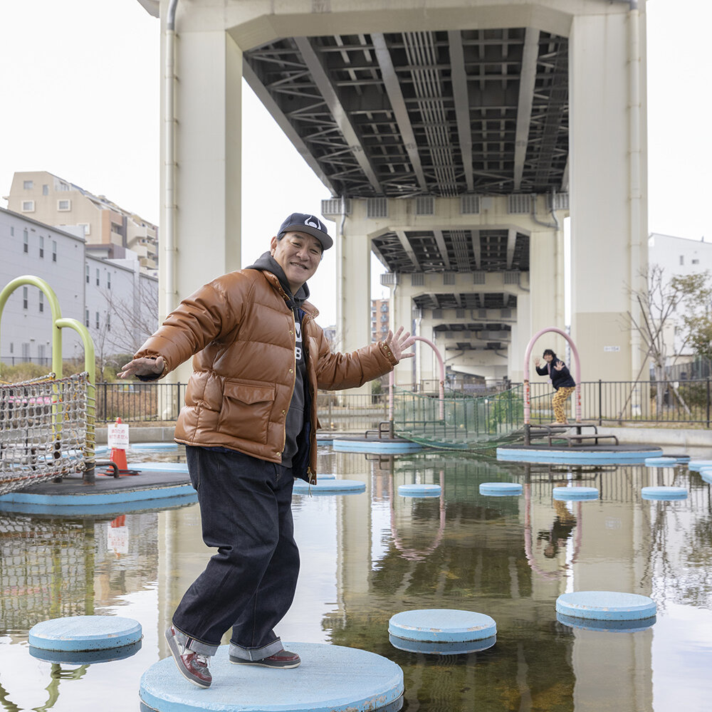【ピエール瀧が行く ファンキー！公園】江東区「堅川河川敷公園」でスリリングな水上アスレチックに興じる