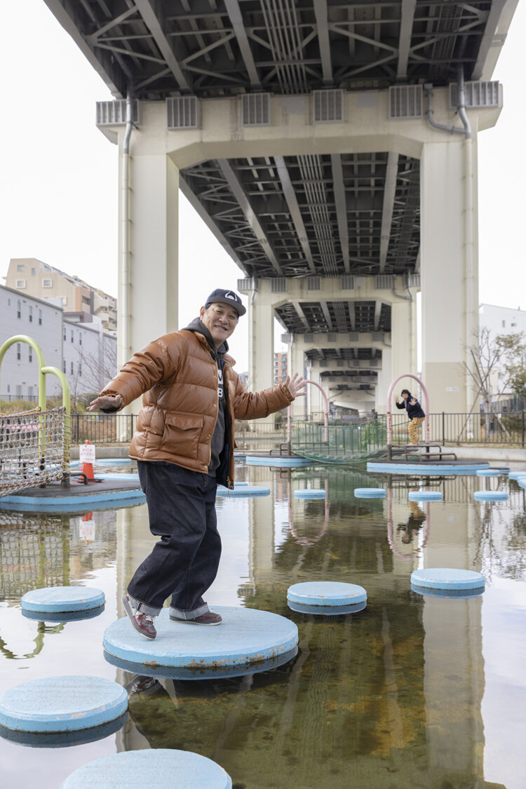 【ピエール瀧が行く ファンキー！公園】江東区「堅川河川敷公園」でスリリングな水上アスレチックに興じる
