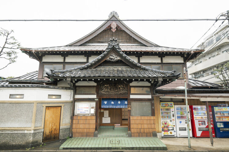 『タカラ湯』。「東京型銭湯」のお手本のような荘厳なたたずまい。