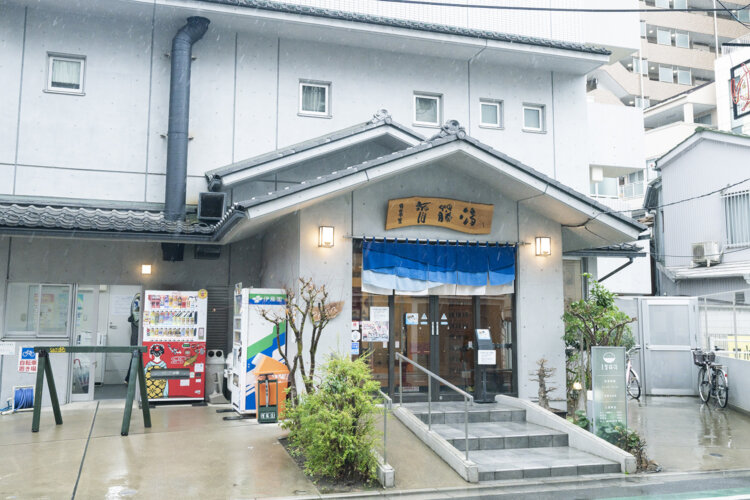 青と白ののれんが目印。