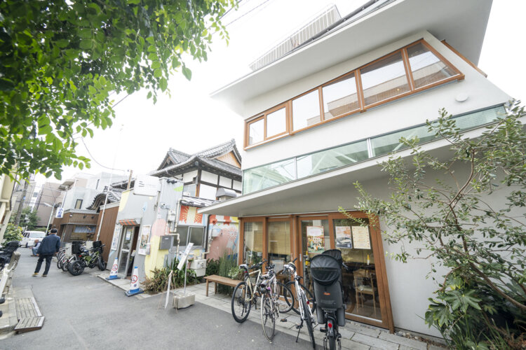 『小杉湯』と『小杉湯となり』間は徒歩0分。人々の交友の場だ。