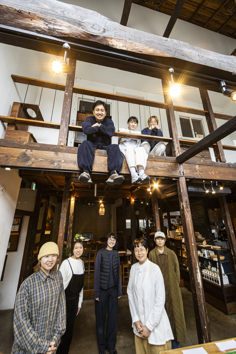 左上が代表の宮崎さん。「萩寺」が愛称の宗林寺境内に隣接する。
