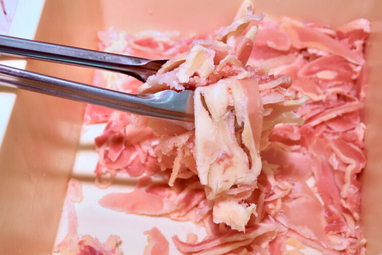 鶏中華のメイン具材となる鶏肉は、噛むほどに味わい深い「親鶏スライス」（100g）で。