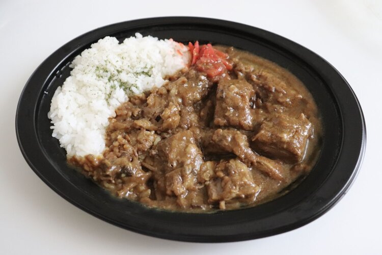 精肉売り場で人気の牛すじ肉（100g）がゴロゴロ入った人気総菜「特製牛すじビーフカレー」。