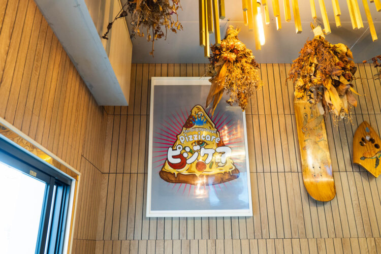 お店のイラストもYoさんによる。