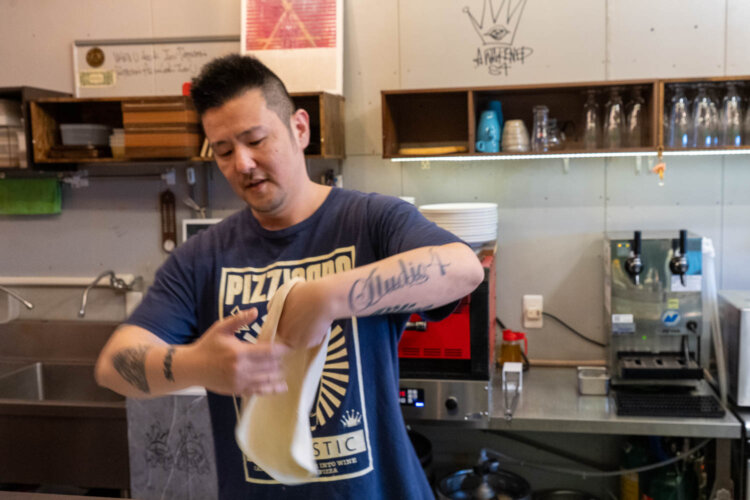 Yoさんこと店主の金丸洋さん。サーフィンやボクシングが趣味とのこと。