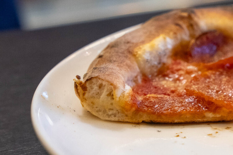 『Pizzicare』のピザは耳の部分がふっくらソフトなのも特徴。