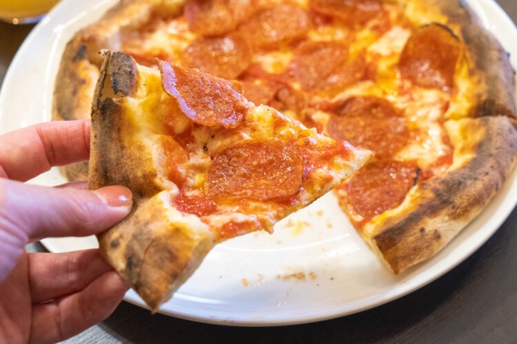 薄くスライスされたペパロニソーセージが味の決め手。