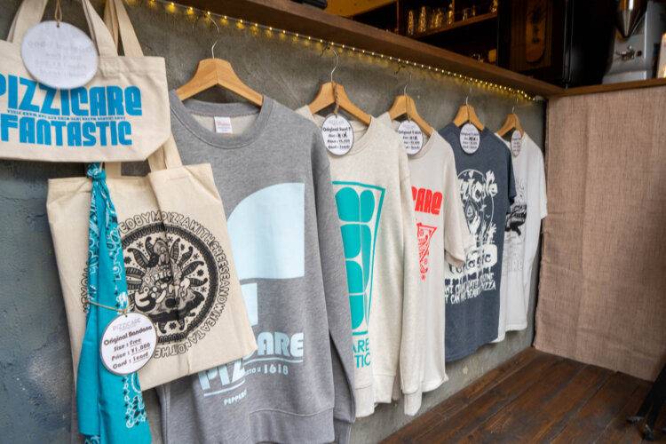 オリジナルのバッグやTシャツなども販売。