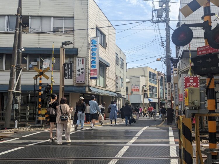 世田谷線松陰神社前駅で電車を降りると、すぐ商店街がある。