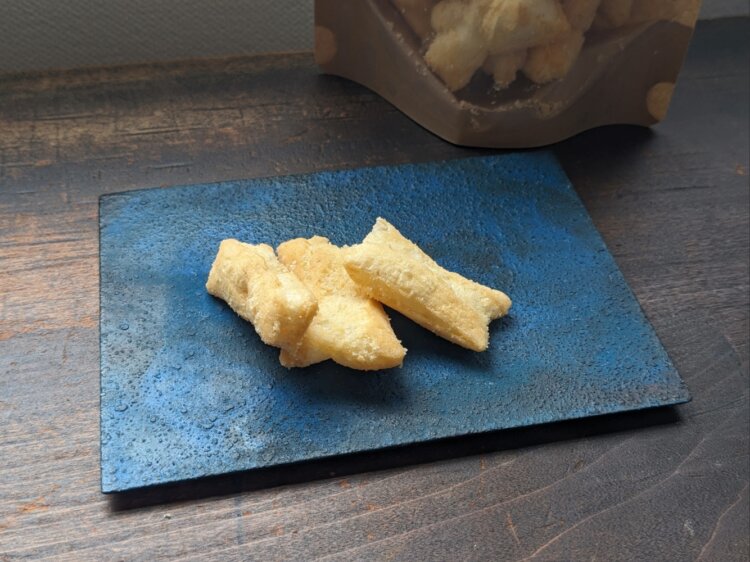 揚げ餅は、気軽に手で食べられる親しみやすさもチャームポイント。