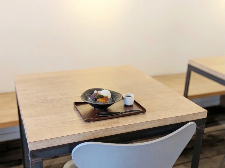 店内にカフェを併設。あんみつをはじめ、季節メニューも。