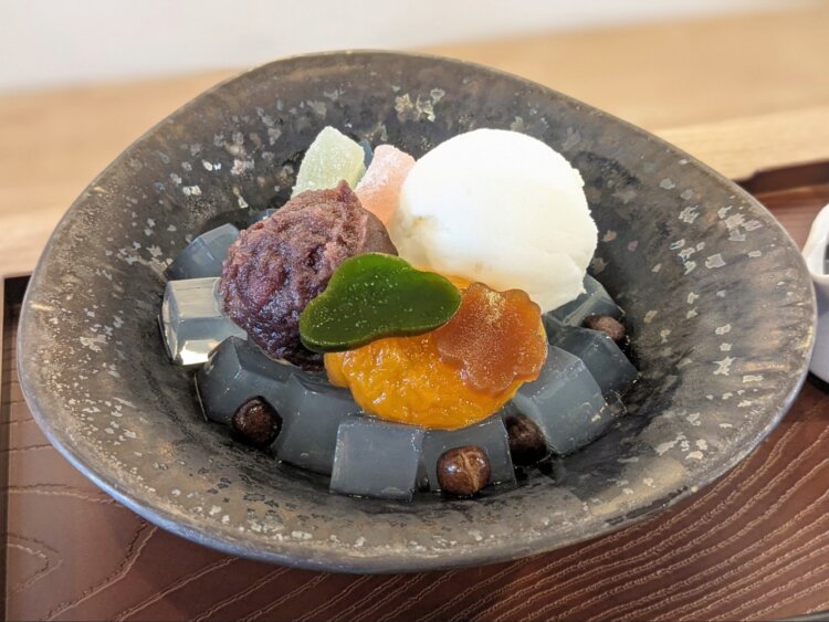 クリームあんみつ935円。店名にちなみ、松の形をした羊羹をトッピングに。