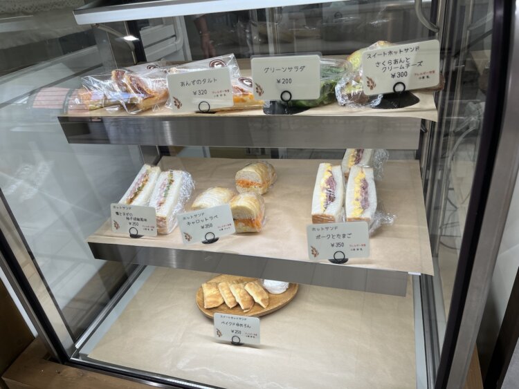 ガラスケースいっぱいにあった商品が、14時近くになるとかなり少なくなることが多い。