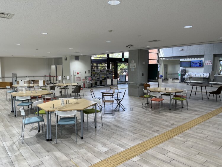 持参のお弁当や、飲み物を楽しめるフリースペース。食後にカフェでコーヒーを飲む人もいる。
