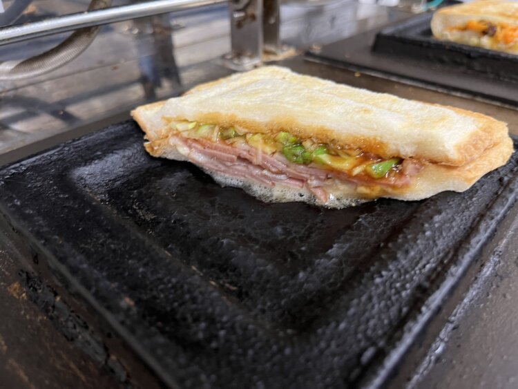 こんがり焼けた鴨とネギの柚子胡椒風味。中のマヨネーズが溢れ出しジュウジュウと音を立てていた。
