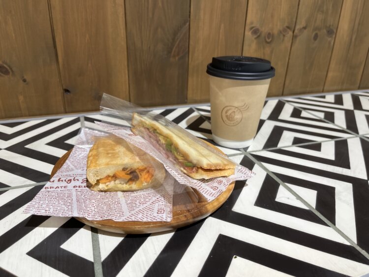 カウンターに届けられたホットサンドとコーヒーをアツアツのうちにいただこう。