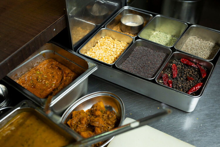 無数のスパイスを使い分ける。