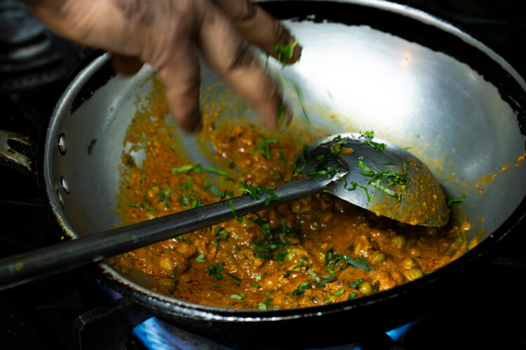 豪快かつ確かな熟練の鍋さばき。