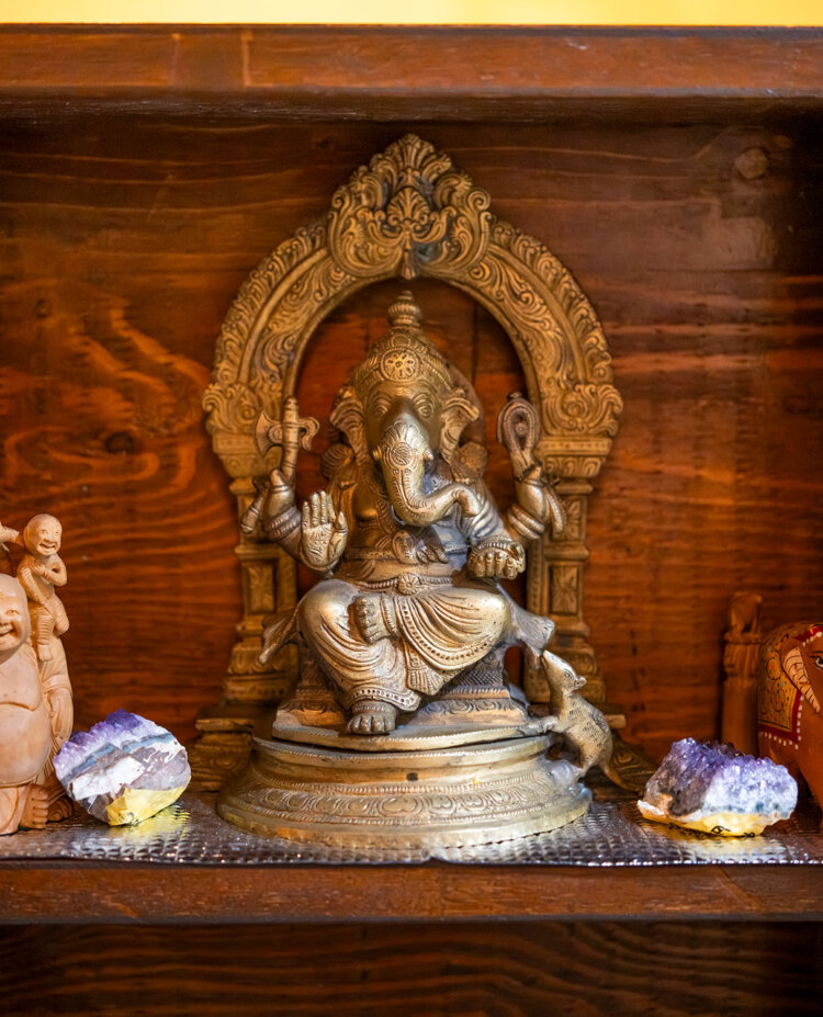 商売の神ガネーシャが店内を見守る。