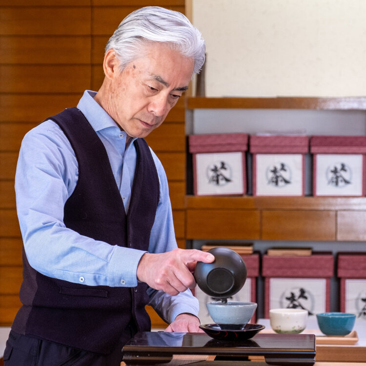 真剣な表情の井古田さん。お茶の効能に対する思いも熱い。