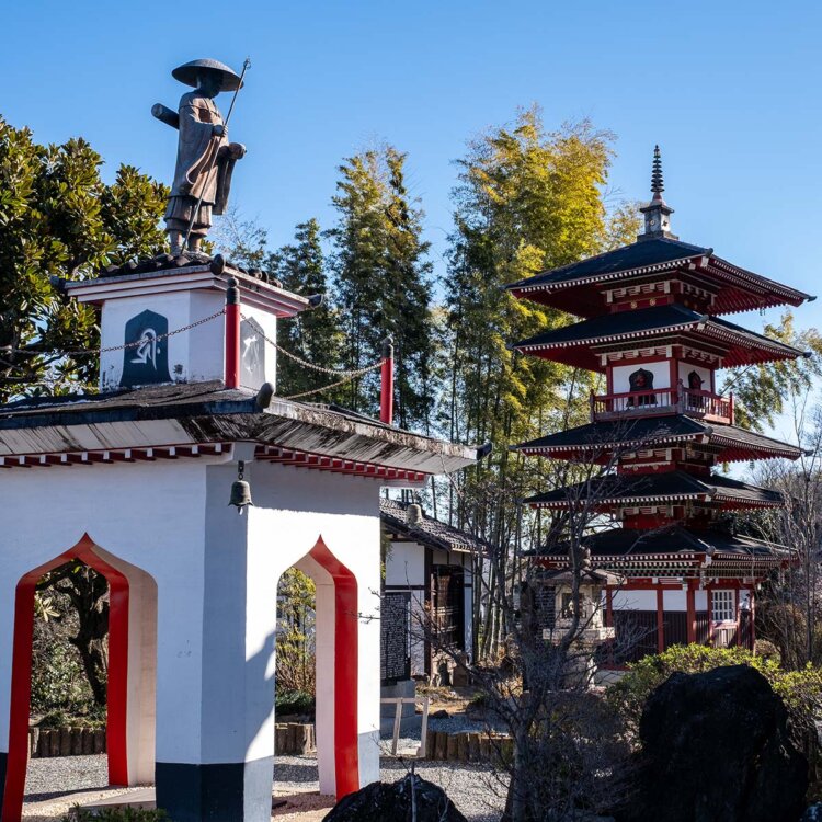 屋根の上のお大師様像が目を引く曼荼羅塔（左）。内部の石板下には四国八十八ヶ所霊場から持ち帰った砂が納められている。