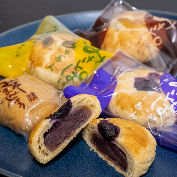 特産のブルーベリーの実をあしらったみさとパイ（手前）。