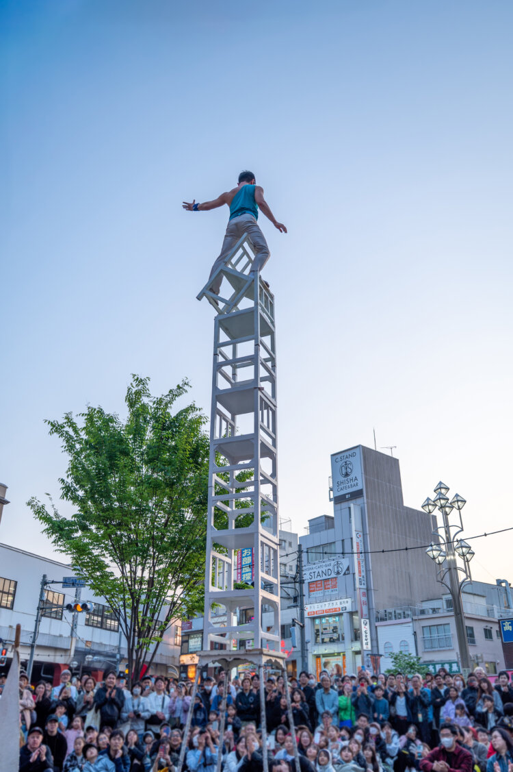 中国雑技芸術団による椅子を使ったバランス芸など、ダイナミックなパフォーマンスが見もの。