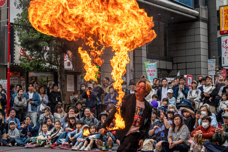 火を使った豪快なパフォーマンスに観覧者は一同仰天！