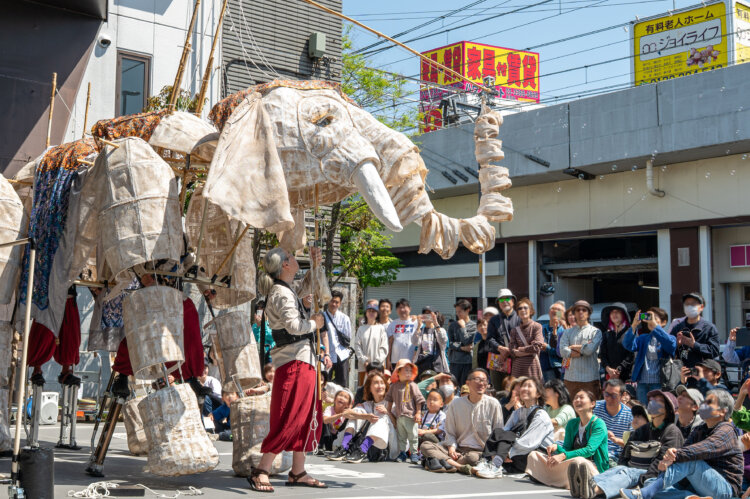 街中で驚きのパフォーマンスに遭遇！「第18回高円寺びっくり大道芸2026」が高円寺エリア一帯で4月25・26日に開催