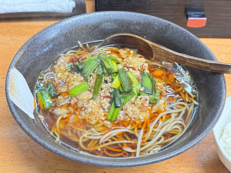 つぐみ式タンタン蕎麦850円半ライス付き。これがなかなか凝っている。