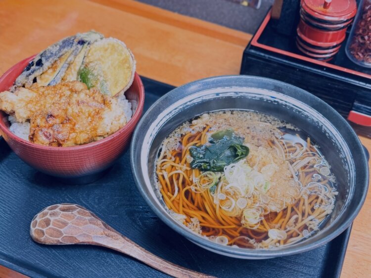 スタミナ鶏天丼セット1100円。そばの麺量も250gとボリュームたっぷり。