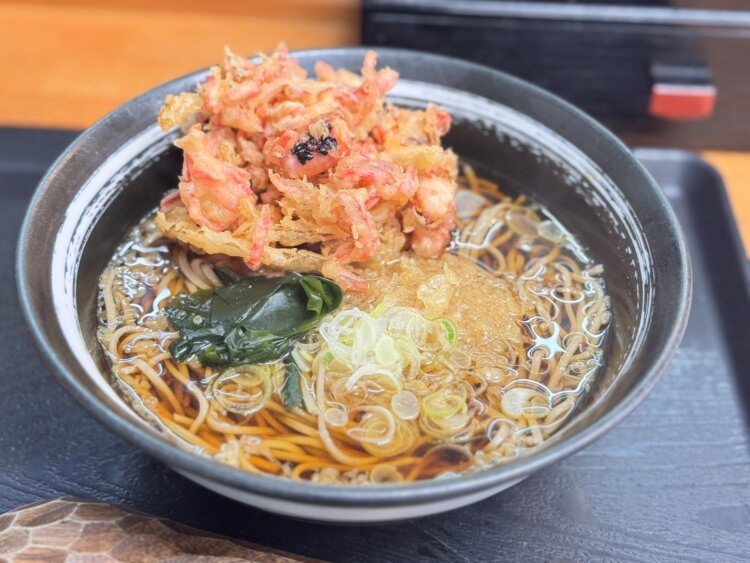 ゲソ紅生姜かき揚げそば700円。ゲソと紅生姜が抜群に合う。