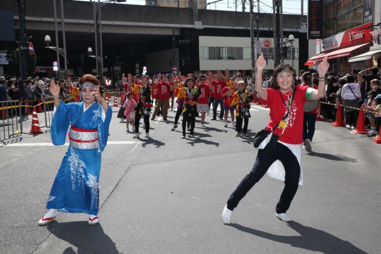 テーマソングに合わせて、個性豊かな団体が踊り歩く。