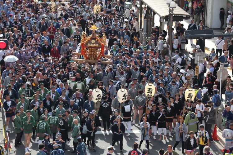 威勢のいい掛け声とともに神輿を担ぎ、熱気は最高潮に。
