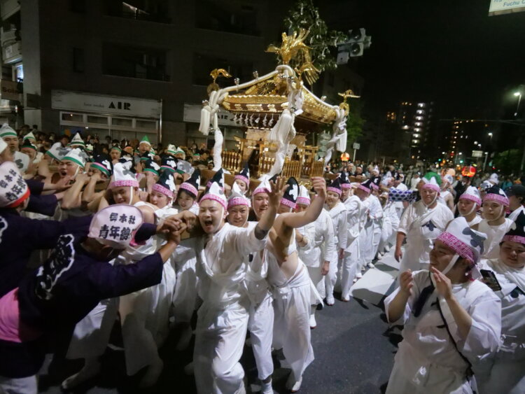 1000年を超える伝統と格式を誇る「くらやみ祭」が、府中市の大國魂神社で4月30日～5月6日に開催