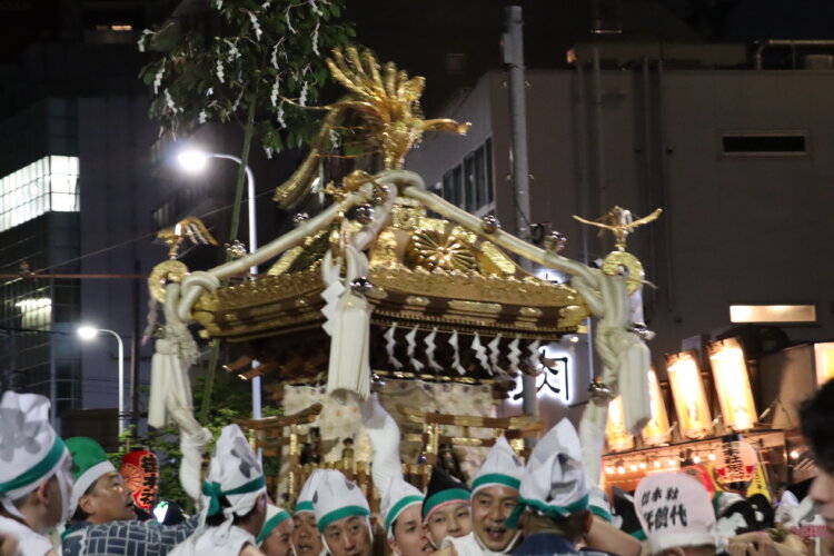 神輿は全部で8基。どれも重さ1トン以上の大きさで、迫力たっぷり！