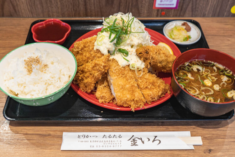 ささみかつ、むねかつ、カキフライを盛り合わせた高円寺阿波踊りセットは1500円。