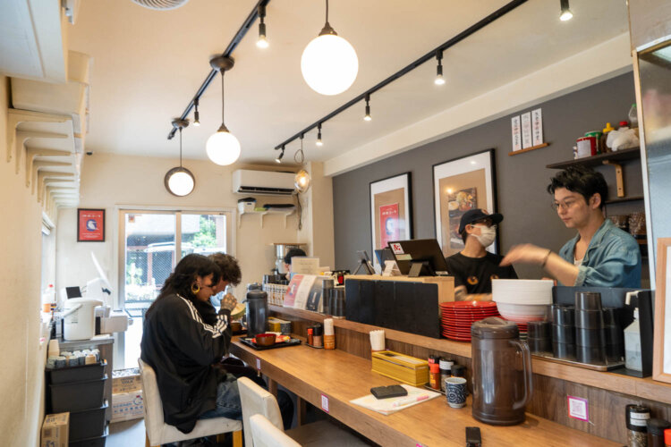 カウンター10席。油の中をカツが泳ぐ音が聞こえることも。