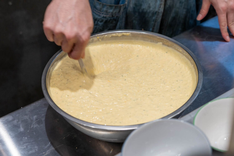 毎日手作りするタルタルソースははちみつ入り。タバスコとホワイトペッパー、パセリも入って深みのある味わいに。