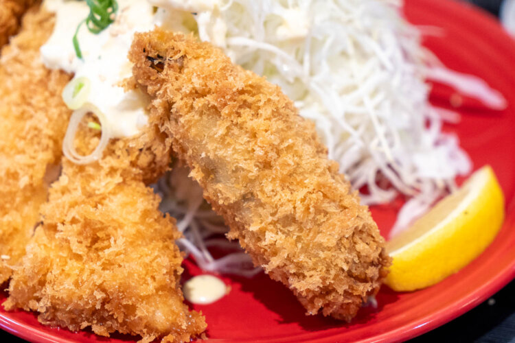 黄金の衣の中にはふっくらクリーミーなカキの身。