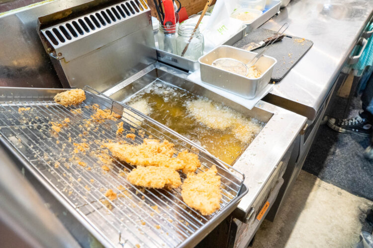 衣をつけるのはもちろん注文が入ってから。粗いパン粉で、剣立ちのよさを意識。