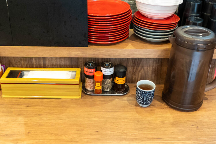 卓上調味料はピンク岩塩、一味、ブラックペッパーと中濃ソース。お茶を入れてもらえるのがうれしい。お水はセルフ。