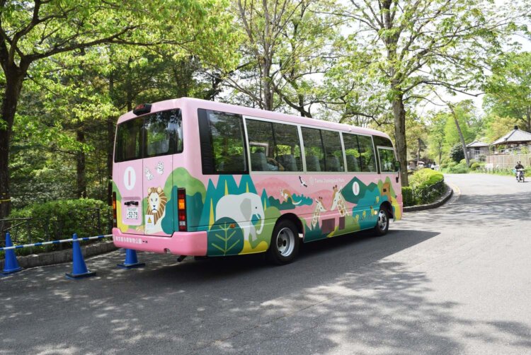 園内を移動するのに便利な無料のシャトルバス 。