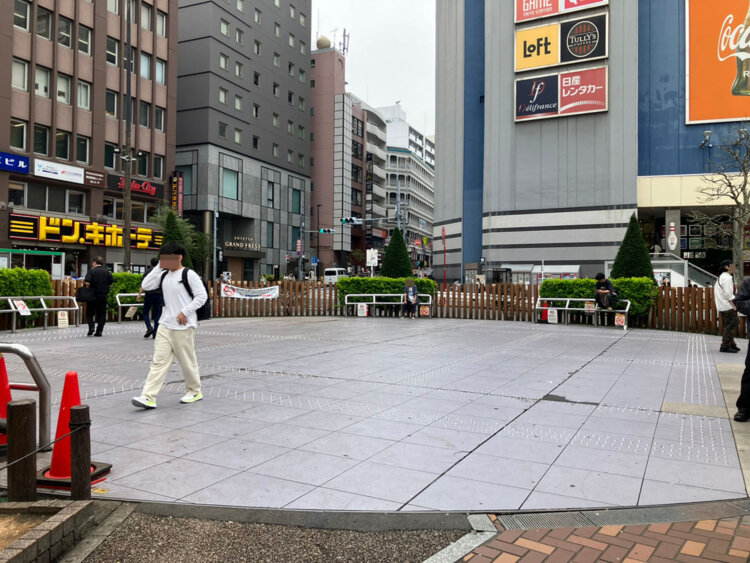 昔は噴水があり立ち入ることができないエリアであったが、現在は空間が広く取られ、周囲にベンチもあるので待ち合わせしやすい場所となった。