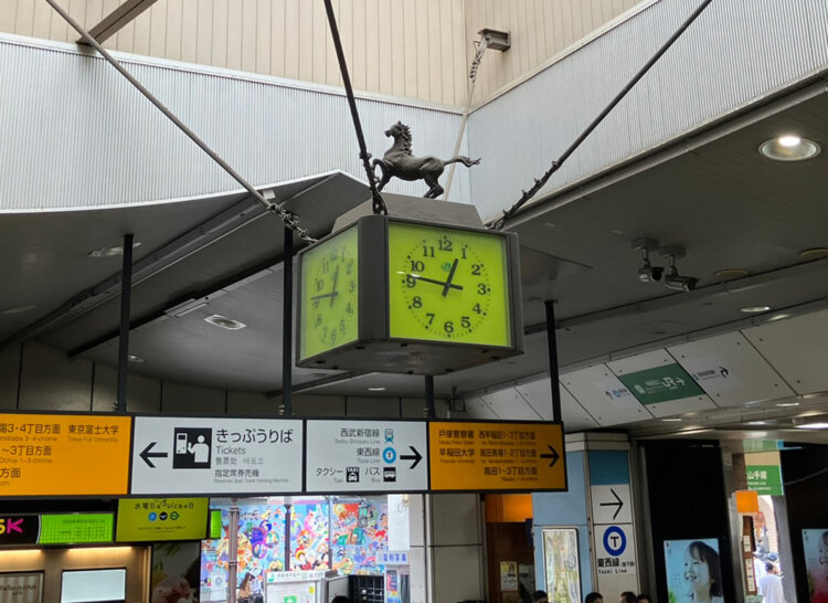 JR早稲田口改札すぐの頭上に掲げられた馬時計。